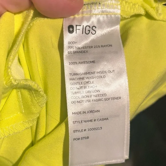 FIGS Casma Three-Pocket Scrub Top colour Serving Lime v neck with small flaw - Picture 6 of 7